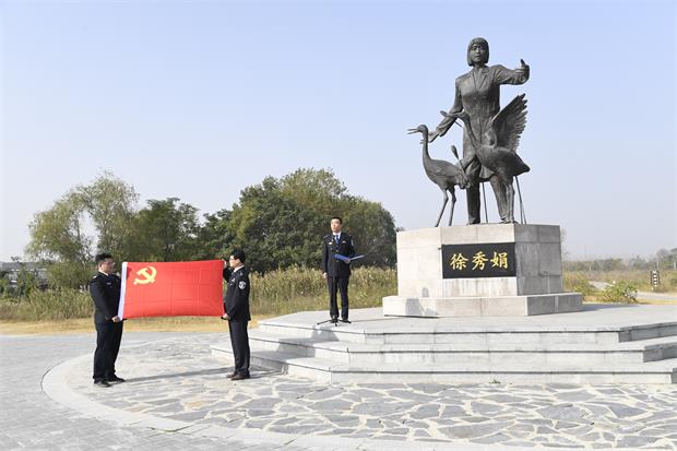 时要求全体党员干部,要学习徐秀娟烈士对生态环境保护事业的执着追求