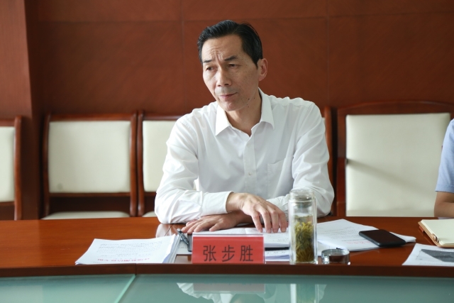 张步胜指出,当前我市大气环境空气质量改善形势严峻,要完成年度约束性